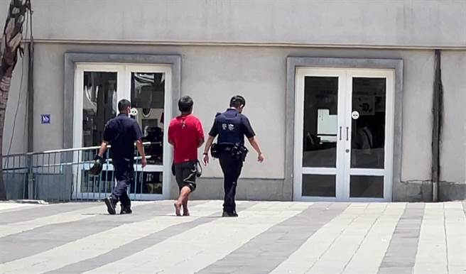 台東男7日中午持西瓜刀追趕舞台搭建工人。（蔡旻妤攝）