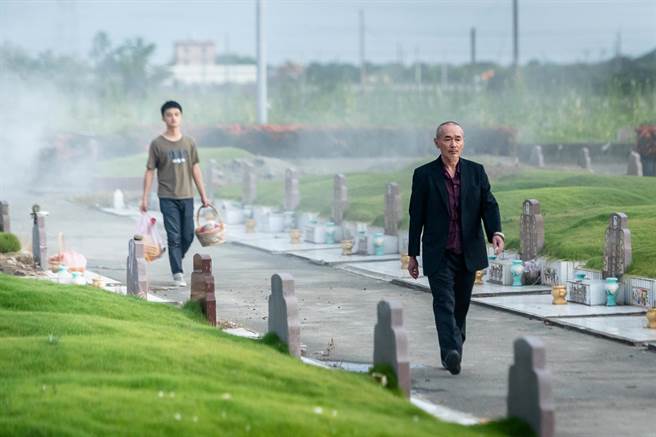 《兜兜风》由林鉅（右）和黄劭扬饰演一对对彼此沈默的父子。（瀚草影视提供）