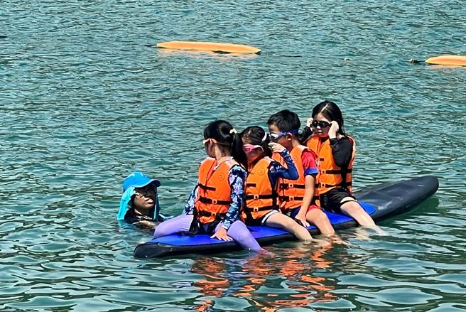 新北市石门区石门国小及台北海洋科技大学携手合作，规划扎实三阶段的海洋防溺自救课程。(新北市教育局提供)