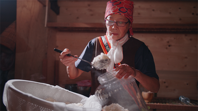 花莲丰滨乡保有完善的阿美族酿酒文化，部落家户妇女们每逢丰年祭开始酿制糯米酒，进行传统祭仪使用。（丰滨乡公所提供／罗亦晽花莲传真）