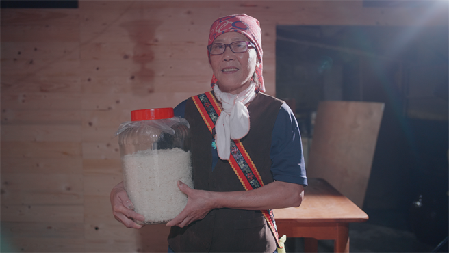 花莲丰滨乡保有完善的阿美族酿酒文化，部落家户妇女们每逢丰年祭开始酿制糯米酒，进行传统祭仪使用。（丰滨乡公所提供／罗亦晽花莲传真）