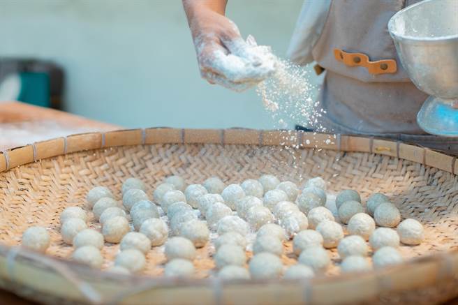 花莲丰滨乡阿美族部落家户妇女们每逢丰年祭会利用「酒麴」酿制糯米酒，供族人进行传统祭仪使用。（丰滨乡公所提供／罗亦晽花莲传真）