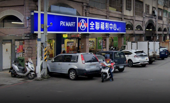 2021年时中正路上的全联，前方道路尚未画设地面标线。（图／Google map）