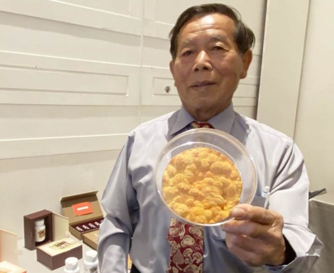 牛樟芝之父赖敏男醒了！目前已拔呼吸器，可自主呼吸但仍无法说话。（读者提供）