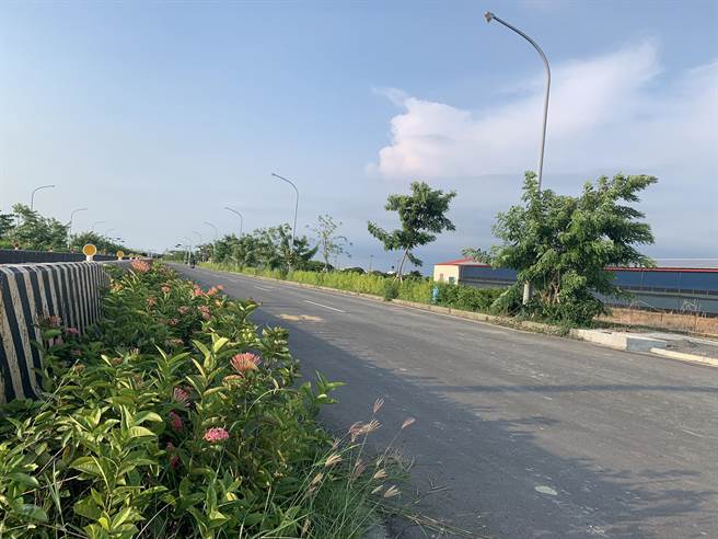 台南市政府工务局完成六甲西侧外环南段道路第一期人行道与分隔道两旁渠道植栽绿化工程。（市府提供／洪荣志台南传真）