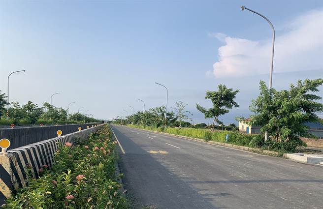 台南市政府工务局完成六甲西侧外环南段道路第一期人行道与分隔道两旁渠道植栽绿化工程。（市府提供／洪荣志台南传真）