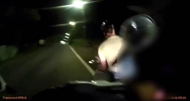 高雄市彭姓男子不服从警方取缔，他衝撞警用机车后逃逸，图为桥头警方追捕情形。（翻摄照片／林瑞益高雄传真）