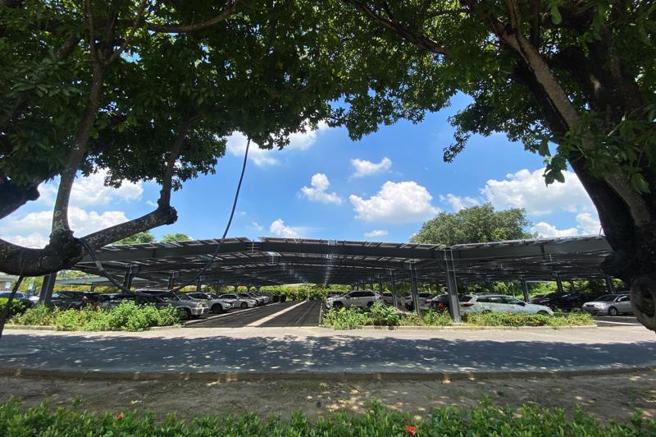 台南山上花园水道博物馆在原本空旷的停车场搭建太阳能板，既可服务游客，收入又能挹注市库，还可增加再生能源供给，一举数得。
（图/ 中央社）