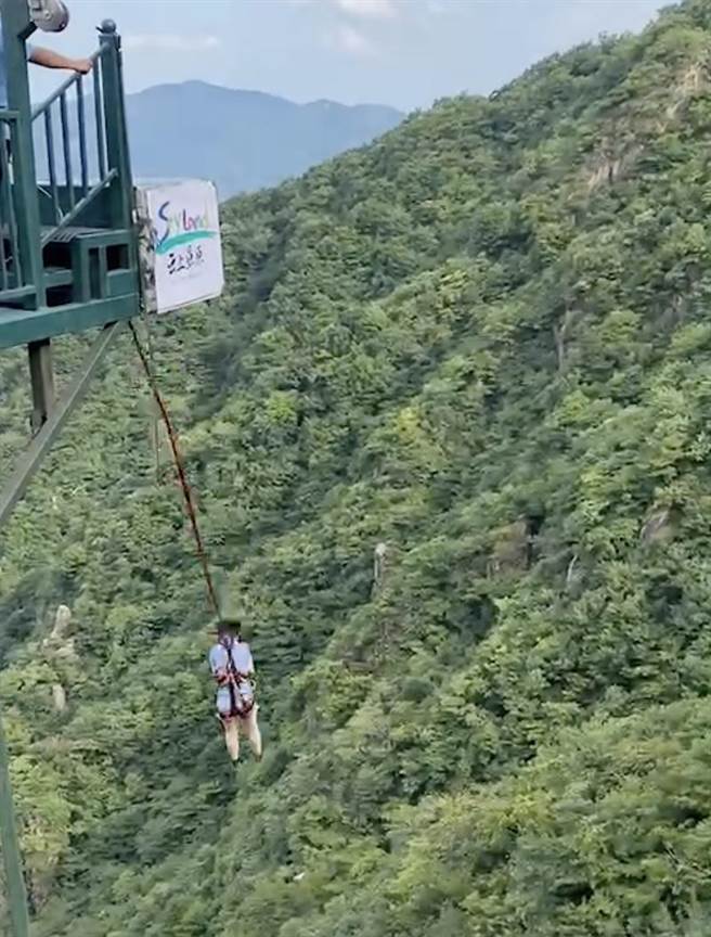 朱佳期日前体验高空弹跳。（固力狗娱乐提供）