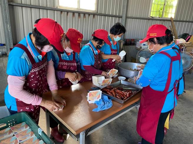 社区志工妈妈们将酱瓜入菜，制作特色在地的特色菜色。（李京升摄）