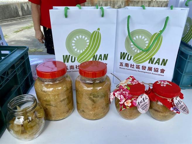 苗栗县通霄镇五南社区出产酱瓜。（李京升摄）