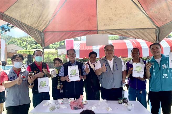 苗栗县通霄镇五南社区为推广酱瓜产业，7日在五南社区活动中心前广场举办「贵妃酱香.瓜甜视艺行销推广」活动。（李京升摄）