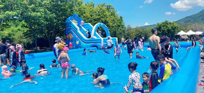 南投县水里玩水节今年盛大开幕，连续两天吸引逾5000人前往戏水消暑，让亲子都嗨翻天！（水里乡公所提供）
