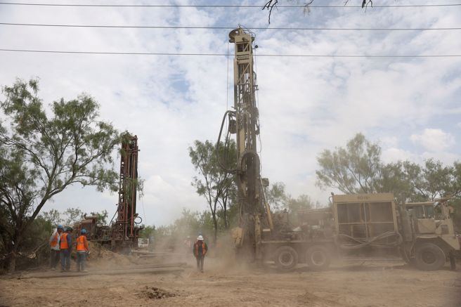 墨西哥总统罗培兹欧布拉多（Andres Manuel Lopez Obrador）针对此事在推特上写道：「今天是决定性的1天，因为根据专家的说法，我们将知道潜水员可不可能安全进入。」（图/  路透社）