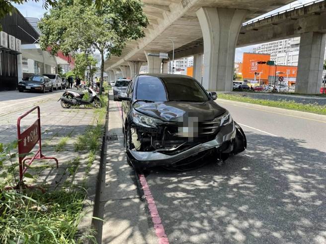 自小客車綠燈直行時撞上疑似闖紅燈的摩托車。（民眾提供／張亦惠台中傳真）