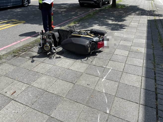摩托車騎士疑似因闖紅燈遭自小客車撞飛。（民眾提供／張亦惠台中傳真）