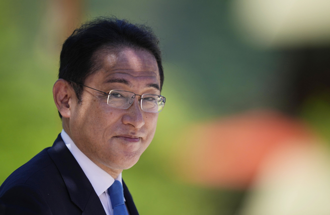 日本首相岸田雄文正式宣布到即将进行内阁与党务主管人事改组，仅有短短4天，显示希望针对党内各派阀先发制人，掌握人才进用主导权态势。（图/ 美联社）