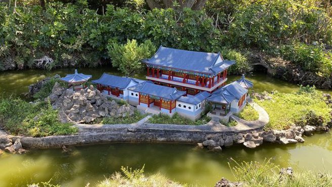 一名网友表示，本以为相隔20年再到小人国，园区会很老旧，没想到假日满满的人潮，认为小人国能到撑到今天不可思议。（图／翻摄自PTT）