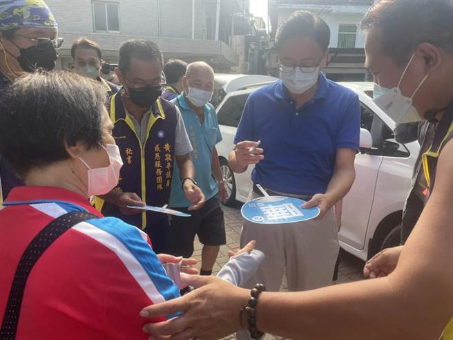 國民黨桃園市長參選人張善政參加地方見面會活動，反嗆林智堅應回台大將論文說清楚。(呂筱蟬攝)