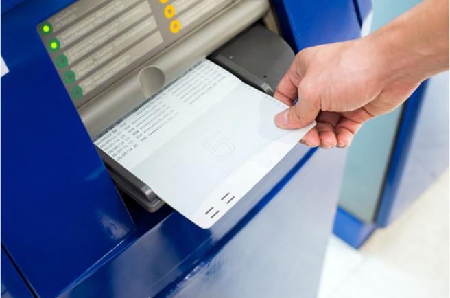 原PO整理出纸本存褶，好奇询问没补褶是否有影响。(示意图/翻摄自shutterstock)