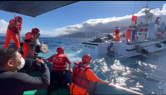 宜蘭縣頭城外海今（7日）下午3時許，發生1艘自用遊艇從新北市貢寮區龍洞南口港出海，於頭城鎮大溪漁港1海浬處翻覆，海巡獲報後，出動海巡艇、協調漁船前往救援，目前落海人數12人已全數救上岸。（翻攝照片）