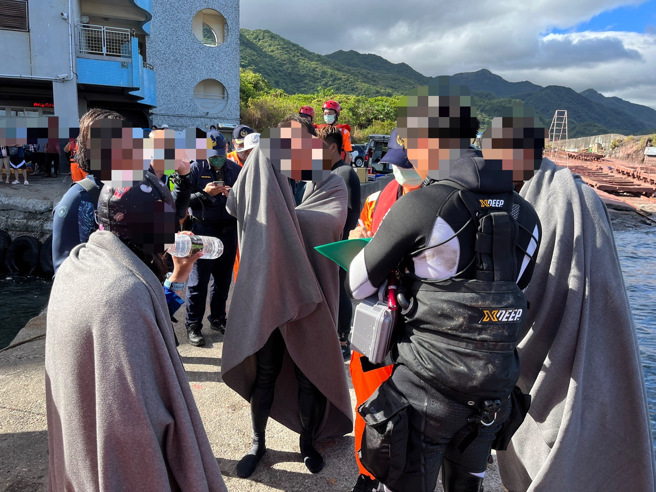 宜蘭縣頭城外海今（7日）下午3時許，發生1艘自用遊艇從新北市貢寮區龍洞南口港出海，於頭城鎮大溪漁港1海浬處翻覆，海巡獲報後，出動海巡艇、協調漁船前往救援，目前落海人數12人已全數救上岸。（翻攝照片）