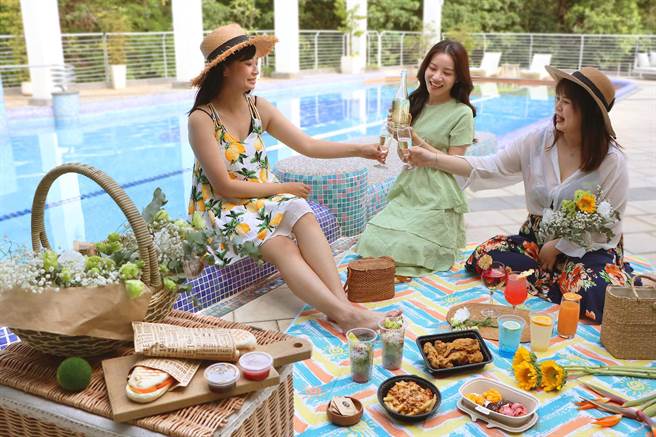 大地酒店凉夏池畔野餐Chill住房专案情境照。（大地酒店提供）