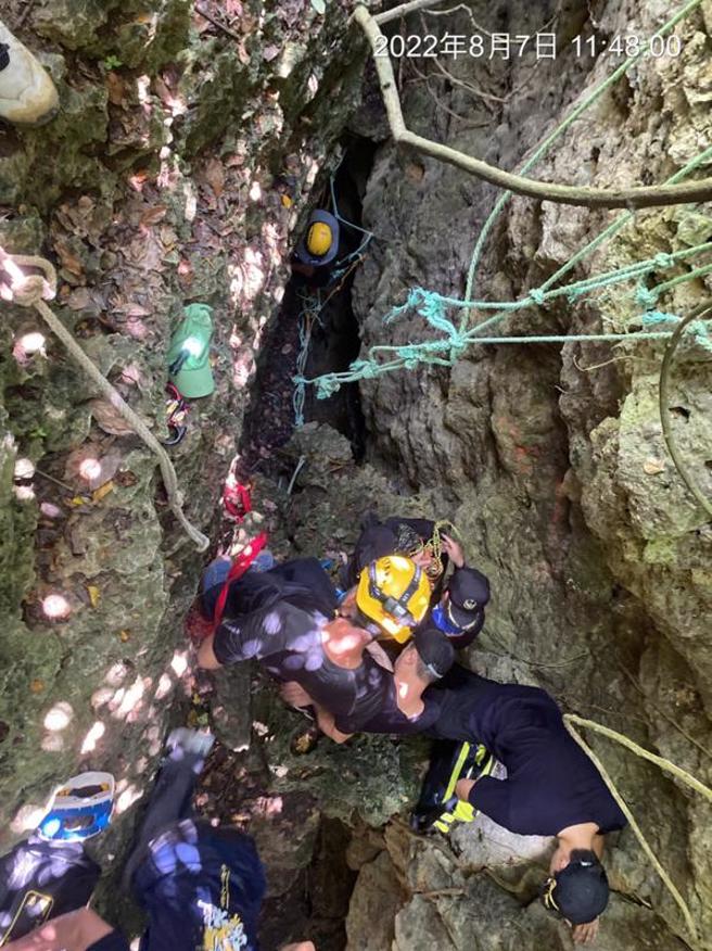  高雄柴山7日发生登山意外，9人相约爬山，从观景平台前往龙尾途中，林姓女子不慎跌落边坡，因附近地势复杂，警消花约1小时才找到摔落峭壁中的林女，搜救人员靠绳索攀下峭壁，救出林女时已无生命迹象，急送医救治。（图/ 中央社）