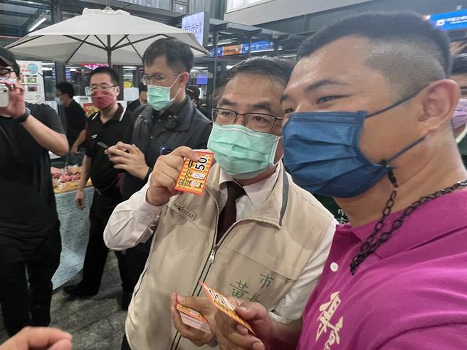 台南市长黄伟哲前往市府在台南转运站举办的市集活动与民眾亲切互动。（洪荣志摄）