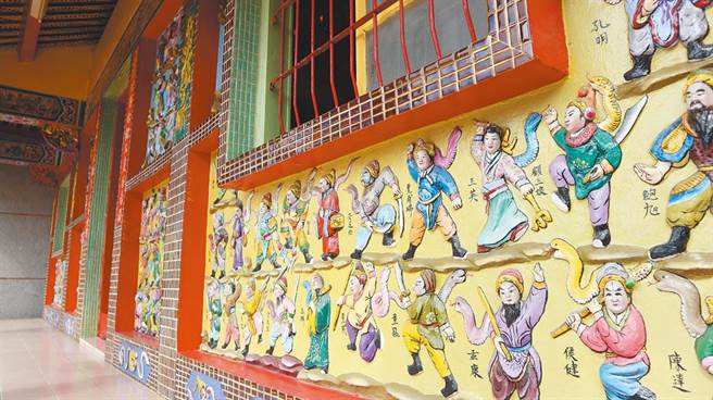 竹埔社区张圣宫前的宋江馆，两侧壁堵刻了梁山108条好汉，不仅人物栩栩如生，动作和服饰造型不一，非常特别。（本报资料照片）