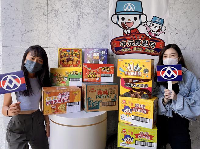 全联去年中元檔期业绩破百亿元，主力销售商品为饮料、罐头、麵制品、休閒食品等乾货类别。（全联提供）