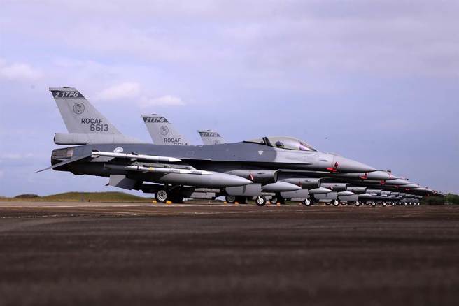 梅復兴点出，现在的F-16V电战荚舱不具「数位射频记忆」(DRFM) 技术，恐怕一起飞就可能遭受对岸部署的新一代防空飞弹攻击之威胁。（资料照片）