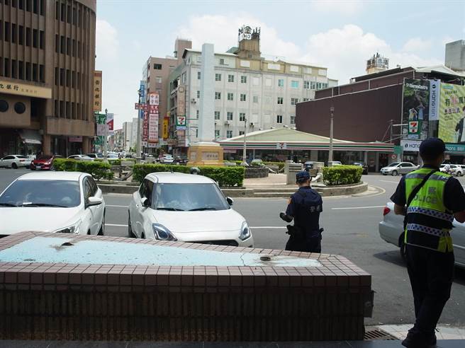 云林县北港镇北港圆环周边停车全遭开罚单，驾驶都不知道直向停车违规。（张朝欣摄）