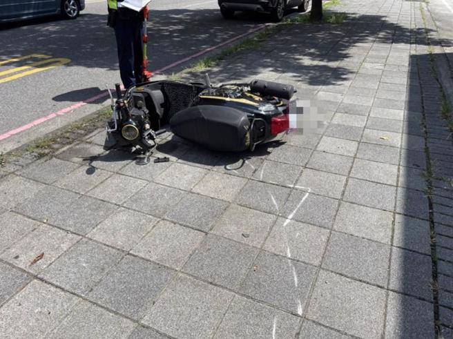  台中市太平区中山路与环中东路口7日下午发生车祸，机车与自小客车发生碰撞，机车骑士黄姓男子送医不治。
（图/ 中央社）
