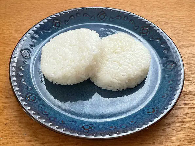 日本超商推出「无内馅的米汉堡」让网友一看全笑翻了。（图篇翻摄自推特/@otakumatch）