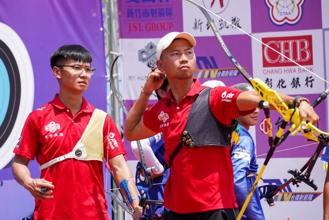 寒舍集团魏均珩（右）与苏于洋（左）全神贯注的神情。(中华企业射箭联盟提供)