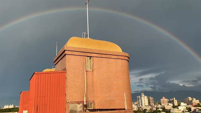 嘉義市驟雨後天空有大彩虹。（廖素慧攝）