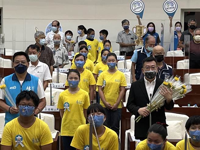 青草湖国小的合唱团今天也受邀到新竹市议会，献唱天籁之音，让模范父亲们欢度不一样的父亲节。（新竹市议会提供／陈育贤新竹传真）