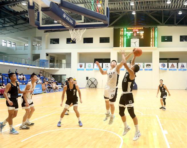 2022年「第31届金城杯篮球赛」经过6天34场鏖战，今（7）日下午圆满结束。图为精彩赛事之一。（金城镇公所提供）