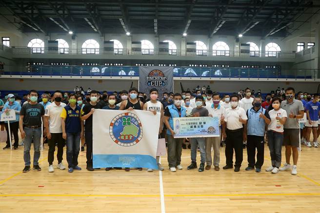 社会组由烈屿乡公所赢得冠军，获得奖金新台币2万元及奖杯一座。（金城镇公所提供）