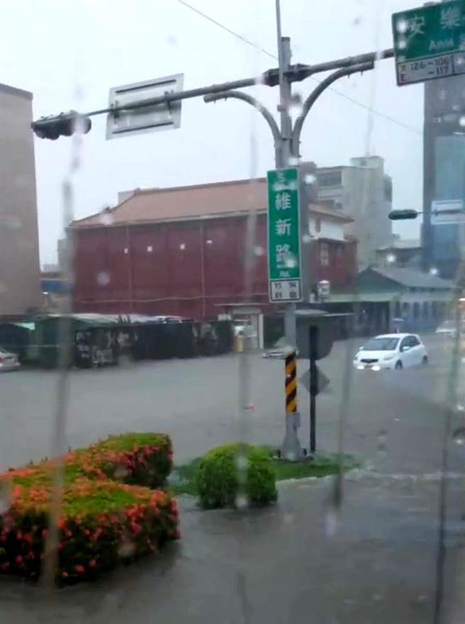 嘉义市4日暴雨致道路积淹水深，民眾开车涉水险象环生。（民眾提供／廖素慧嘉市传真）