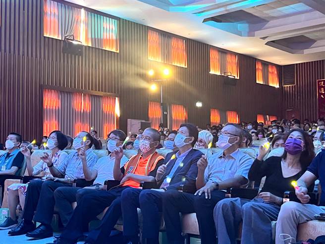 旺旺文教基金會、中國時報、中國電視與基隆市政府等單位，7日下午在市警局禮堂共同舉辦「讓奉獻成為一種榮耀」公益演唱會。（陳彩玲攝）