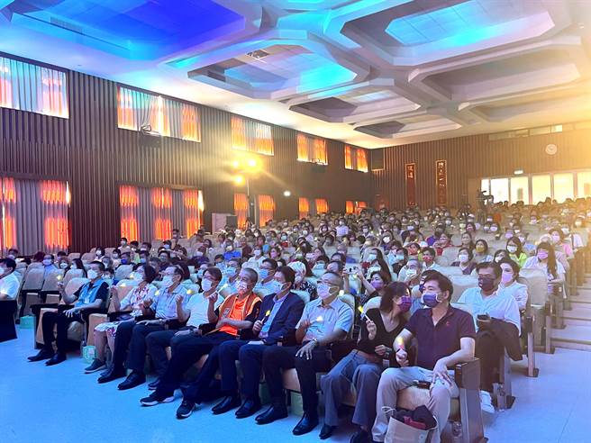 旺旺文教基金會、中國時報、中國電視與基隆市政府等單位，7日下午在市警局禮堂共同舉辦「讓奉獻成為一種榮耀」公益演唱會。（陳彩玲攝）