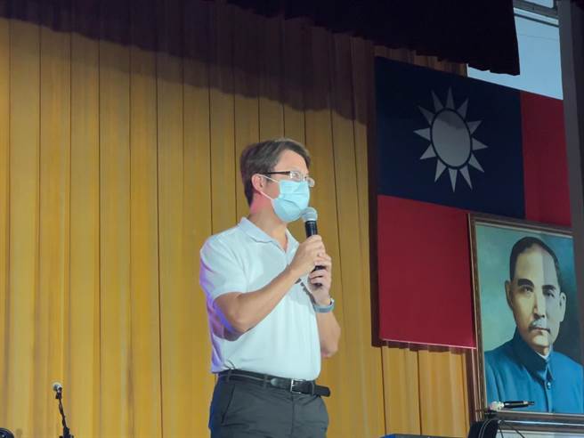 基隆市政府秘書長黃駿逸致詞時表示，這次藉由韻味老歌慰勞防疫英雄，是相當有意義的活動。（陳彩玲攝）