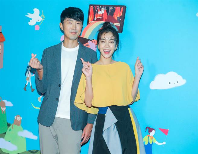 李霈瑜（右）和医师马大元搭檔主持的公视《换个爸妈过几天》。（粘耿豪摄）