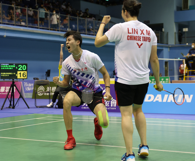 合库羽球队19岁小将邱相榤（左），父亲是前职棒台湾大联盟声宝太阳队投手邱文声，但他选择走上羽球路，很感谢家人支持。（合库羽球队提供）