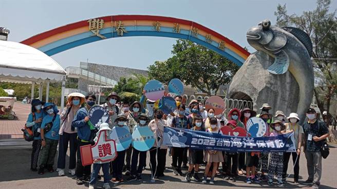台南市政府观旅局举办「2022台南海洋保育记」，7日以「北门观察家」导览活动揭开序幕。（张毓翎摄）