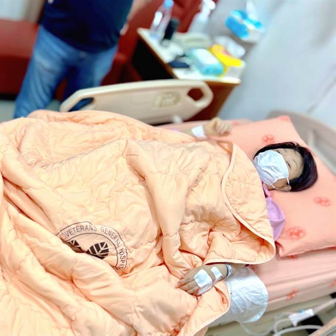 台中市长卢秀燕日前因腿伤开刀，目前已出院，明天将销假上班。（取自卢秀燕脸书）