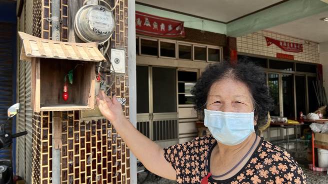 农历7月1号即「鬼门开」，台南农村地区可见家户门前挂上普度公灯，为好兄弟们指引道路。（张毓翎摄）