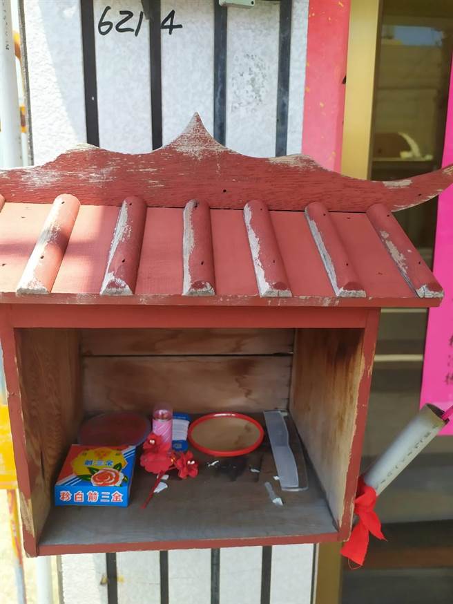 还有家户特别用心，在普度公灯内多摆设梳子、胭脂水粉等物品，供女性孤魂使用。（姜秋月提供／张毓翎台南传真）